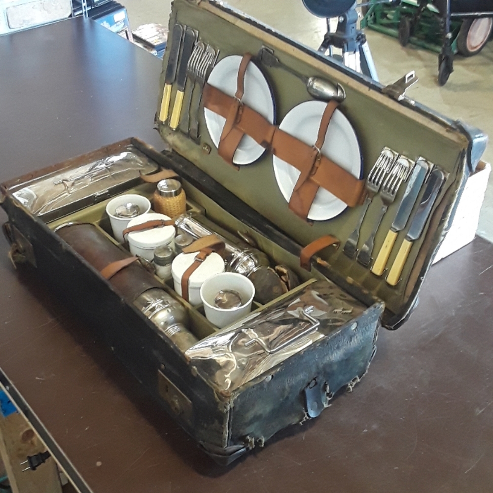 Vintage Picnic Chest - Picture 4 of 6